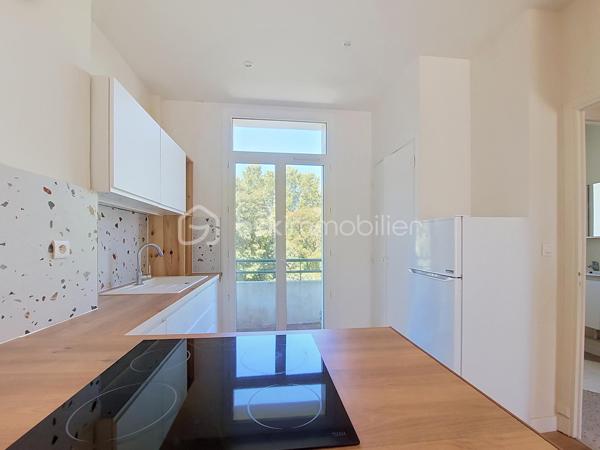 Situé au 3ᵉ étage sur 4 avec ascenseur, au cœur du quartier du Pont du Las à Toulon Ouest, cet appartement entièrement rénové séduira par son confort, sa luminosité et sa qualité de rénovation.

Entièrement rénové avec des matériaux de qualité, il est vendu entièrement meublé et prêt à vivre.

Il se compose d’une entrée, d’une cuisine moderne ouverte sur une belle pièce de vie lumineuse, ainsi que d’une grande chambre offrant un espace confortable.

Vous disposerez également d’une salle d’eau avec WC.

L’appartement bénéficie de deux balcons, au calme et idéalement exposés, permettant de profiter pleinement de l’extérieur et de la lumière naturelle.

Côté confort, le bien est équipé de fenêtres en double vitrage.

Sa situation est un véritable atout : écoles, commerces, transports et services du quotidien sont accessibles à pied, offrant un cadre de vie pratique et agréable.