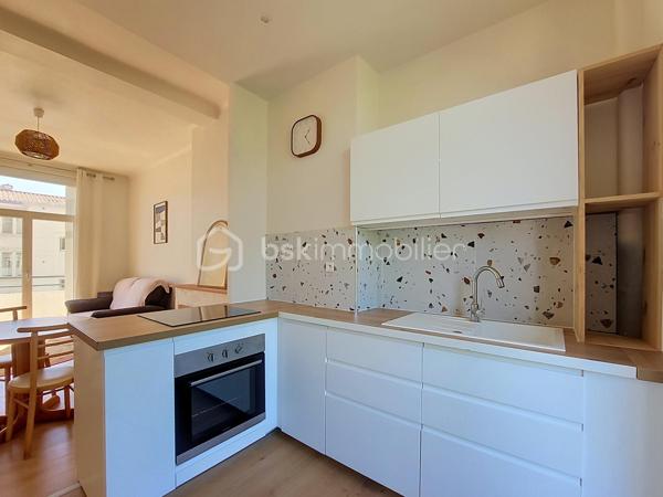 Situé au 3ᵉ étage sur 4 avec ascenseur, au cœur du quartier du Pont du Las à Toulon Ouest, cet appartement entièrement rénové séduira par son confort, sa luminosité et sa qualité de rénovation.

Entièrement rénové avec des matériaux de qualité, il est vendu entièrement meublé et prêt à vivre.

Il se compose d’une entrée, d’une cuisine moderne ouverte sur une belle pièce de vie lumineuse, ainsi que d’une grande chambre offrant un espace confortable.

Vous disposerez également d’une salle d’eau avec WC.

L’appartement bénéficie de deux balcons, au calme et idéalement exposés, permettant de profiter pleinement de l’extérieur et de la lumière naturelle.

Côté confort, le bien est équipé de fenêtres en double vitrage.

Sa situation est un véritable atout : écoles, commerces, transports et services du quotidien sont accessibles à pied, offrant un cadre de vie pratique et agréable.