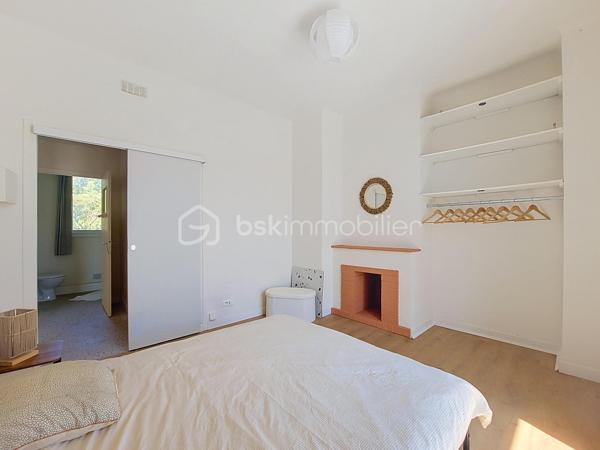 Situé au 3ᵉ étage sur 4 avec ascenseur, au cœur du quartier du Pont du Las à Toulon Ouest, cet appartement entièrement rénové séduira par son confort, sa luminosité et sa qualité de rénovation.

Entièrement rénové avec des matériaux de qualité, il est vendu entièrement meublé et prêt à vivre.

Il se compose d’une entrée, d’une cuisine moderne ouverte sur une belle pièce de vie lumineuse, ainsi que d’une grande chambre offrant un espace confortable.

Vous disposerez également d’une salle d’eau avec WC.

L’appartement bénéficie de deux balcons, au calme et idéalement exposés, permettant de profiter pleinement de l’extérieur et de la lumière naturelle.

Côté confort, le bien est équipé de fenêtres en double vitrage.

Sa situation est un véritable atout : écoles, commerces, transports et services du quotidien sont accessibles à pied, offrant un cadre de vie pratique et agréable.