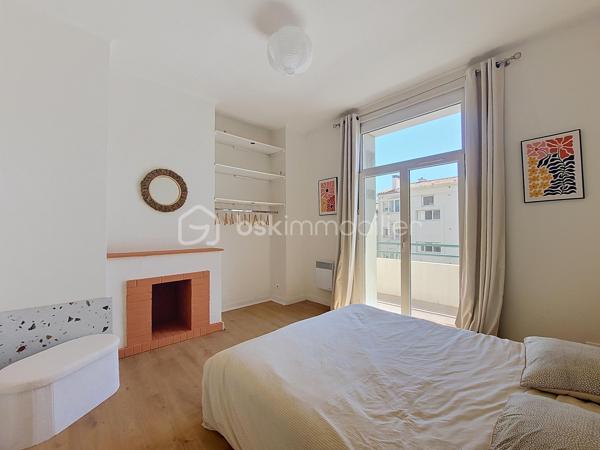 Situé au 3ᵉ étage sur 4 avec ascenseur, au cœur du quartier du Pont du Las à Toulon Ouest, cet appartement entièrement rénové séduira par son confort, sa luminosité et sa qualité de rénovation.

Entièrement rénové avec des matériaux de qualité, il est vendu entièrement meublé et prêt à vivre.

Il se compose d’une entrée, d’une cuisine moderne ouverte sur une belle pièce de vie lumineuse, ainsi que d’une grande chambre offrant un espace confortable.

Vous disposerez également d’une salle d’eau avec WC.

L’appartement bénéficie de deux balcons, au calme et idéalement exposés, permettant de profiter pleinement de l’extérieur et de la lumière naturelle.

Côté confort, le bien est équipé de fenêtres en double vitrage.

Sa situation est un véritable atout : écoles, commerces, transports et services du quotidien sont accessibles à pied, offrant un cadre de vie pratique et agréable.