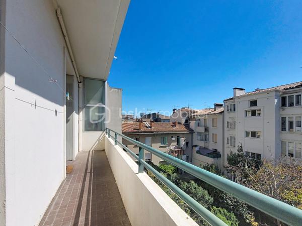 Situé au 3ᵉ étage sur 4 avec ascenseur, au cœur du quartier du Pont du Las à Toulon Ouest, cet appartement entièrement rénové séduira par son confort, sa luminosité et sa qualité de rénovation.

Entièrement rénové avec des matériaux de qualité, il est vendu entièrement meublé et prêt à vivre.

Il se compose d’une entrée, d’une cuisine moderne ouverte sur une belle pièce de vie lumineuse, ainsi que d’une grande chambre offrant un espace confortable.

Vous disposerez également d’une salle d’eau avec WC.

L’appartement bénéficie de deux balcons, au calme et idéalement exposés, permettant de profiter pleinement de l’extérieur et de la lumière naturelle.

Côté confort, le bien est équipé de fenêtres en double vitrage.

Sa situation est un véritable atout : écoles, commerces, transports et services du quotidien sont accessibles à pied, offrant un cadre de vie pratique et agréable.