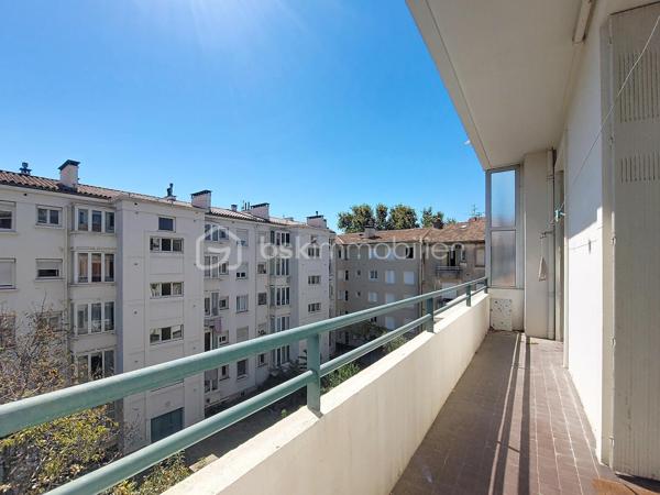 Situé au 3ᵉ étage sur 4 avec ascenseur, au cœur du quartier du Pont du Las à Toulon Ouest, cet appartement entièrement rénové séduira par son confort, sa luminosité et sa qualité de rénovation.

Entièrement rénové avec des matériaux de qualité, il est vendu entièrement meublé et prêt à vivre.

Il se compose d’une entrée, d’une cuisine moderne ouverte sur une belle pièce de vie lumineuse, ainsi que d’une grande chambre offrant un espace confortable.

Vous disposerez également d’une salle d’eau avec WC.

L’appartement bénéficie de deux balcons, au calme et idéalement exposés, permettant de profiter pleinement de l’extérieur et de la lumière naturelle.

Côté confort, le bien est équipé de fenêtres en double vitrage.

Sa situation est un véritable atout : écoles, commerces, transports et services du quotidien sont accessibles à pied, offrant un cadre de vie pratique et agréable.