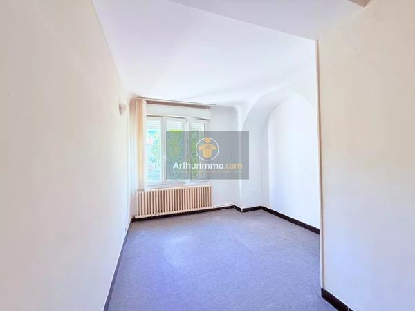 Vente                                                      Appartement
                        
                     3 pièces                      80 m2                     à Apt