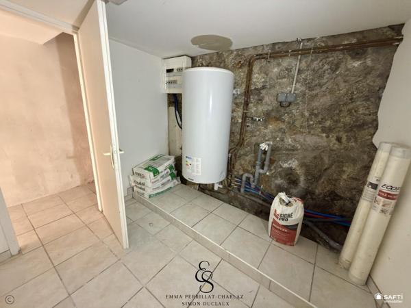 Maison de village à fort potentiel, à deux pas d’un plan d’eau !