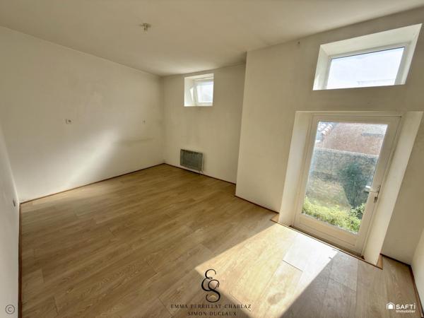 Maison de village à fort potentiel, à deux pas d’un plan d’eau !