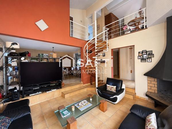 Maison 195 m², piscine, vaste terrain, dépendances
