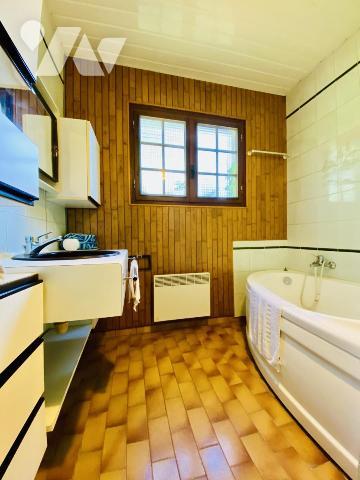 Maison T5 à rénover avec garage et jardin attenant