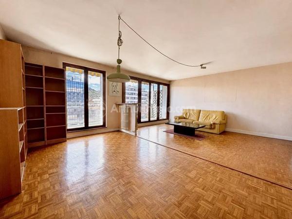 Vente                                                      Appartement
                        
                     3 pièces                      75 m2                     à Clermont-Ferrand
