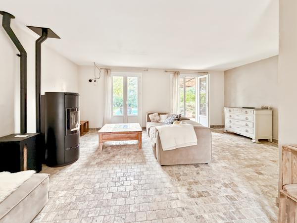 VENTABREN – MAISON DE PLAIN-PIED 3 CHAMBRES AVEC PISCINE, JARDIN ET VUE NATURE