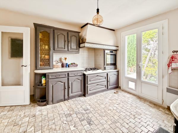 VENTABREN – MAISON DE PLAIN-PIED 3 CHAMBRES AVEC PISCINE, JARDIN ET VUE NATURE