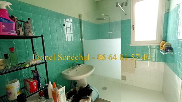 Terrain à bâtir entièrement plat de plus de 3 000 m2 avec une maison de 95 m2 avec travaux à prévoir