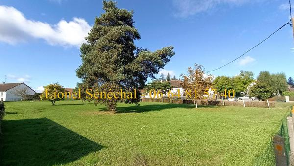 Terrain à bâtir entièrement plat de plus de 3 000 m2 avec une maison de 95 m2 avec travaux à prévoir