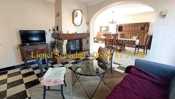 Terrain à bâtir entièrement plat de plus de 3 000 m2 avec une maison de 95 m2 avec travaux à prévoir