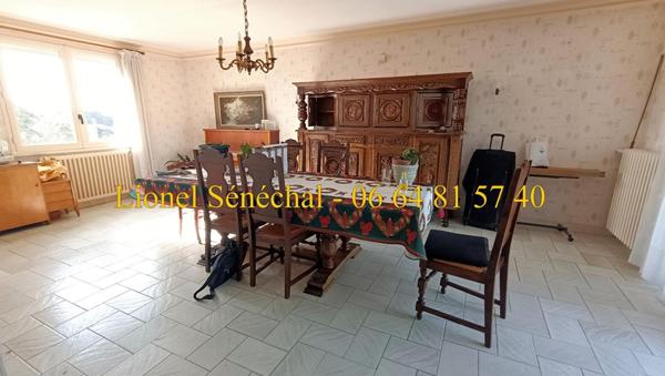 Terrain à bâtir entièrement plat de plus de 3 000 m2 avec une maison de 95 m2 avec travaux à prévoir