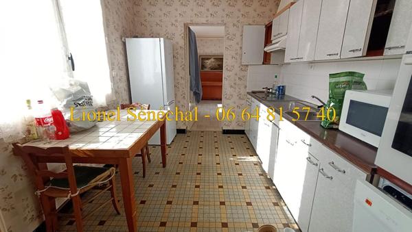 Terrain à bâtir entièrement plat de plus de 3 000 m2 avec une maison de 95 m2 avec travaux à prévoir