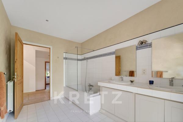 Mas provençal de caractère avec piscine et parc paysager à vendre à Saint-Rémy-de-Provence