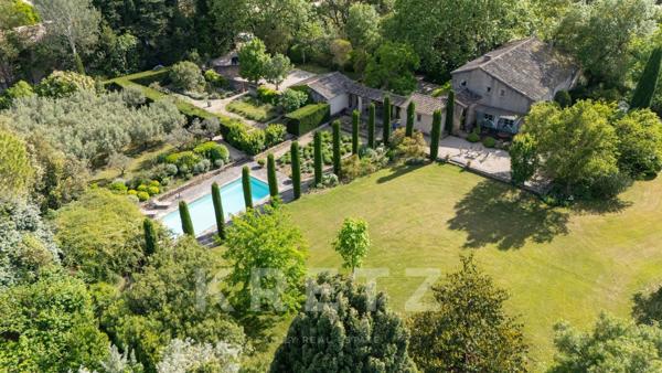 Mas provençal de caractère avec piscine et parc paysager à vendre à Saint-Rémy-de-Provence