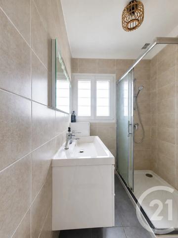 Maison à vendre  7 pièces - 161,40 m 2   FREJUS  - 83