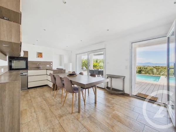 Maison à vendre  7 pièces - 161,40 m 2   FREJUS  - 83