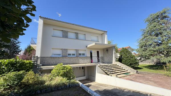 Saint-Just-Saint-Rambert (42170) immeuble de 191m2 composé de 2 appartements avec terrasses et jardin