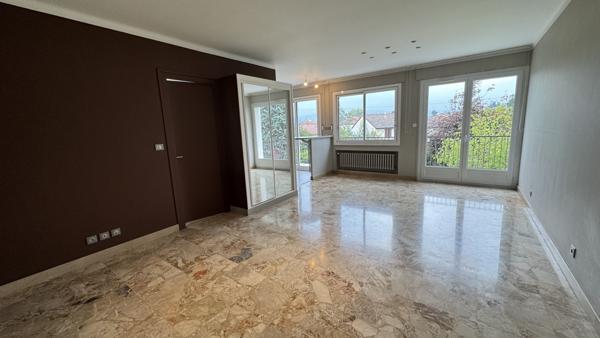 Saint-Just-Saint-Rambert (42170) immeuble de 191m2 composé de 2 appartements avec terrasses et jardin