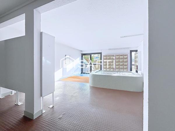 Studio bien situé avec parking !