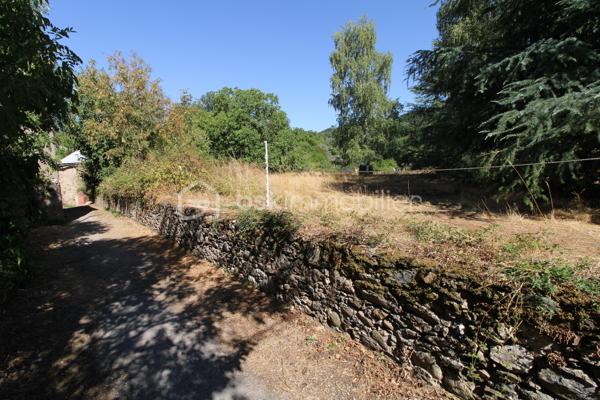 Aux portes des Cévennes St Jean du Bruel vallée de la Dourbie, magnifique terrain constructible + belle grange de 120 m² env sur 2 niveaux. Le terrain constructible est plat en bordure de voirie avec tous les réseaux à proximités, attenant à celui-ci un terrain  légèrement en pente et boisé bordant un petit ruisseau .Superficie de l'ensemble 2900 m² env. 
Votre contact Guy JAYET au 0611566624
