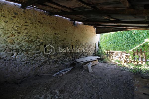 Aux portes des Cévennes St Jean du Bruel vallée de la Dourbie, magnifique terrain constructible + belle grange de 120 m² env sur 2 niveaux. Le terrain constructible est plat en bordure de voirie avec tous les réseaux à proximités, attenant à celui-ci un terrain  légèrement en pente et boisé bordant un petit ruisseau .Superficie de l'ensemble 2900 m² env. 
Votre contact Guy JAYET au 0611566624