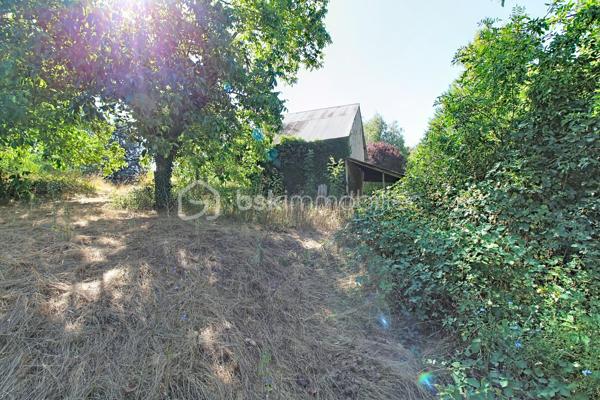 Aux portes des Cévennes St Jean du Bruel vallée de la Dourbie, magnifique terrain constructible + belle grange de 120 m² env sur 2 niveaux. Le terrain constructible est plat en bordure de voirie avec tous les réseaux à proximités, attenant à celui-ci un terrain  légèrement en pente et boisé bordant un petit ruisseau .Superficie de l'ensemble 2900 m² env. 
Votre contact Guy JAYET au 0611566624