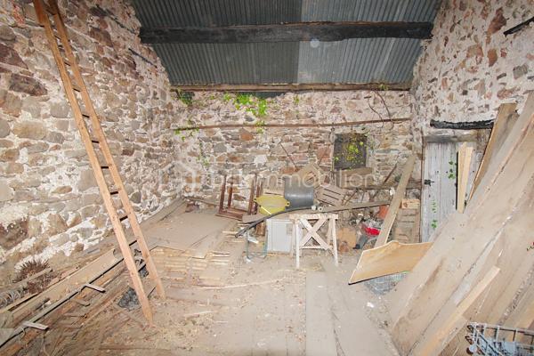 Aux portes des Cévennes St Jean du Bruel vallée de la Dourbie, magnifique terrain constructible + belle grange de 120 m² env sur 2 niveaux. Le terrain constructible est plat en bordure de voirie avec tous les réseaux à proximités, attenant à celui-ci un terrain  légèrement en pente et boisé bordant un petit ruisseau .Superficie de l'ensemble 2900 m² env. 
Votre contact Guy JAYET au 0611566624