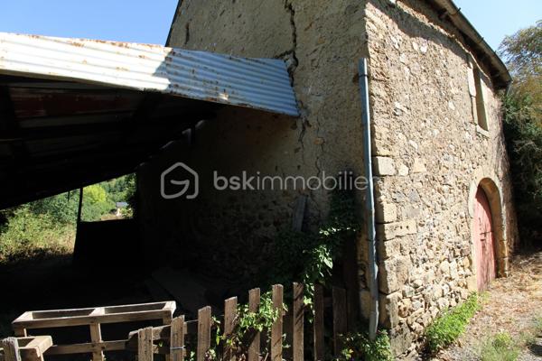 Aux portes des Cévennes St Jean du Bruel vallée de la Dourbie, magnifique terrain constructible + belle grange de 120 m² env sur 2 niveaux. Le terrain constructible est plat en bordure de voirie avec tous les réseaux à proximités, attenant à celui-ci un terrain  légèrement en pente et boisé bordant un petit ruisseau .Superficie de l'ensemble 2900 m² env. 
Votre contact Guy JAYET au 0611566624