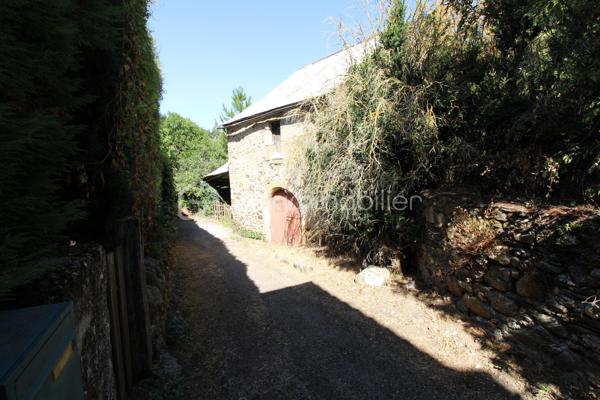 Aux portes des Cévennes St Jean du Bruel vallée de la Dourbie, magnifique terrain constructible + belle grange de 120 m² env sur 2 niveaux. Le terrain constructible est plat en bordure de voirie avec tous les réseaux à proximités, attenant à celui-ci un terrain  légèrement en pente et boisé bordant un petit ruisseau .Superficie de l'ensemble 2900 m² env. 
Votre contact Guy JAYET au 0611566624