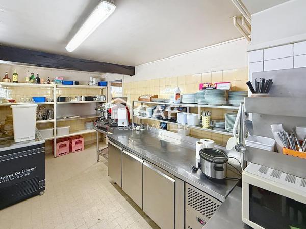 MURS COMMERCIAUX – ENVIRON 800 M² – AXE RN6