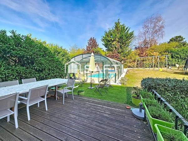 Maison individuelle de 210 m2 avec piscine couverte et chauffée!