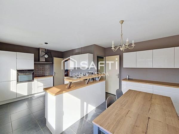 Maison individuelle de 210 m2 avec piscine couverte et chauffée!