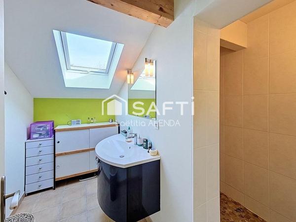 Maison individuelle de 210 m2 avec piscine couverte et chauffée!
