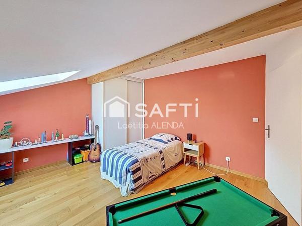 Maison individuelle de 210 m2 avec piscine couverte et chauffée!