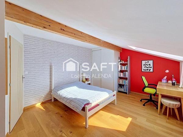Maison individuelle de 210 m2 avec piscine couverte et chauffée!
