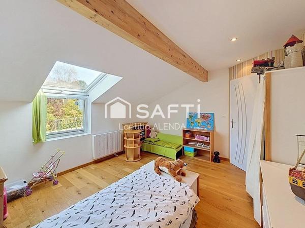 Maison individuelle de 210 m2 avec piscine couverte et chauffée!