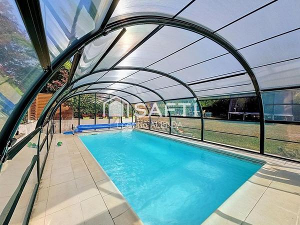 Maison individuelle de 210 m2 avec piscine couverte et chauffée!
