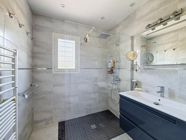 Spacieuse maison 4 chambres avec piscine et prestations modernes
