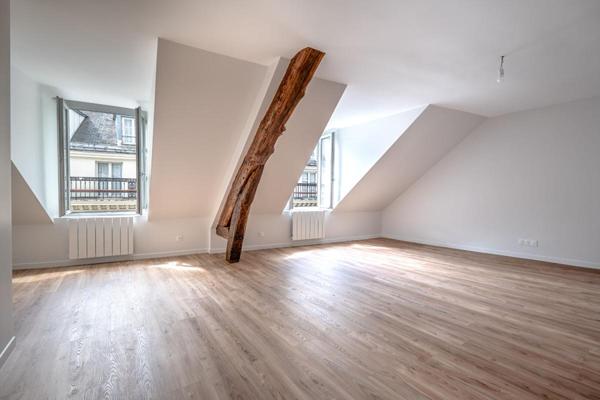 Paris 8-Dernier étage avec ascenseur à deux pas de l'Elysée-63M2 au sol-Appartement rénové et lumineux