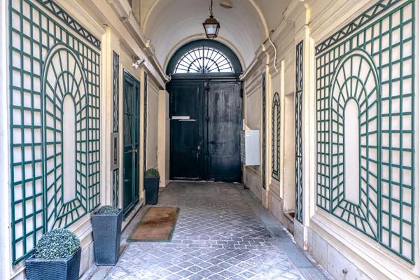 Paris 8-Dernier étage avec ascenseur à deux pas de l'Elysée-63M2 au sol-Appartement rénové et lumineux