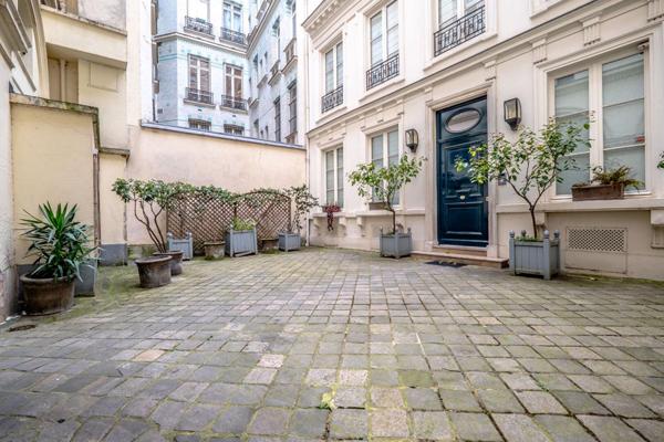 Paris 8-Dernier étage avec ascenseur à deux pas de l'Elysée-63M2 au sol-Appartement rénové et lumineux