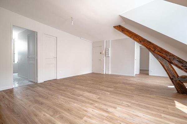 Paris 8-Dernier étage avec ascenseur à deux pas de l'Elysée-63M2 au sol-Appartement rénové et lumineux