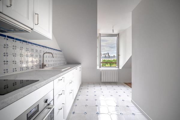 Paris 8-Dernier étage avec ascenseur à deux pas de l'Elysée-63M2 au sol-Appartement rénové et lumineux