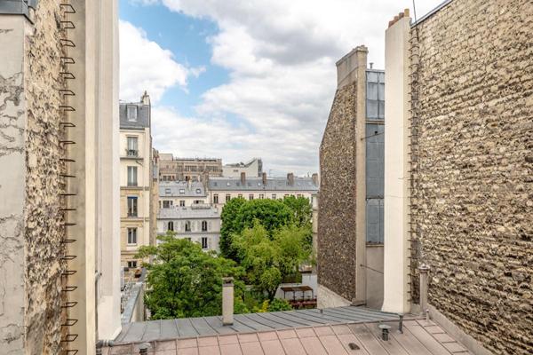 Paris 8-Dernier étage avec ascenseur à deux pas de l'Elysée-63M2 au sol-Appartement rénové et lumineux