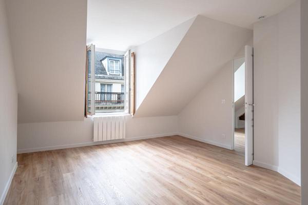 Paris 8-Dernier étage avec ascenseur à deux pas de l'Elysée-63M2 au sol-Appartement rénové et lumineux