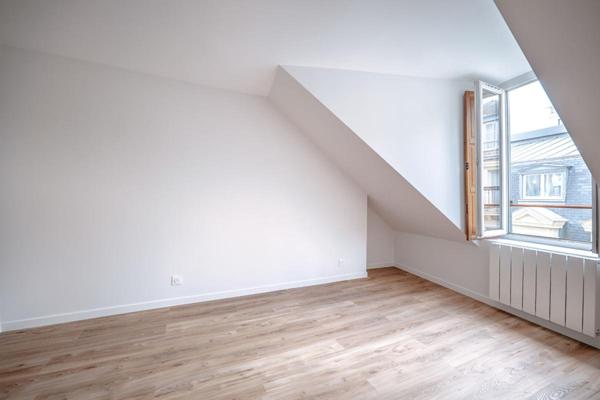Paris 8-Dernier étage avec ascenseur à deux pas de l'Elysée-63M2 au sol-Appartement rénové et lumineux