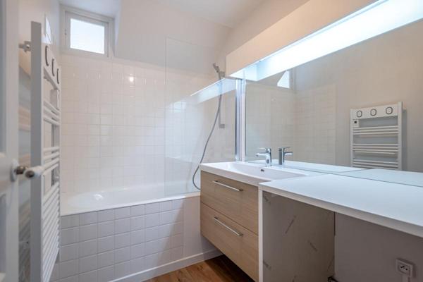 Paris 8-Dernier étage avec ascenseur à deux pas de l'Elysée-63M2 au sol-Appartement rénové et lumineux